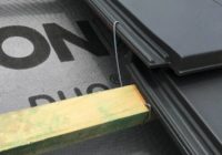 Ekspert radzi. Jakie klamry montażowe wybrać do dachówki płaskiej?