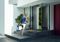 Drzwi wejściowe Schüco z PVC-U z funkcją otwierania smartfonem