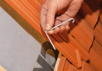 Oryginalne klamry montażowe z oferty producenta dachówki – czy warto je wybrać?