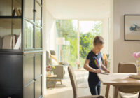 Zabezpieczenie drzwi przesuwnych przed dziećmi – przegląd rozwiązań