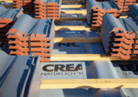 Jakie czynniki wpływają na dobór warstwy wstępnego krycia dachu?