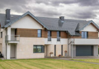 Jak zadbać o ochronę dachu przed działaniem porywistego wiatru?