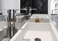 Aranżacje łazienek z bateriami nablatowymi w roli głównej