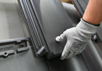 Kiedy wystarczy zgłoszenie, a kiedy wymagane jest pozwolenie na wymianę dachu?