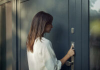 Drzwi wejściowe – jakie elementy chronią nas przed włamaniem?