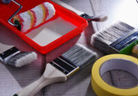 Tapetowanie na nowo – jak połączyć farbę i tapetę w jednym wnętrzu?